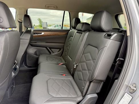 Used 2025 Volkswagen Atlas SE AWD/4WD image 12