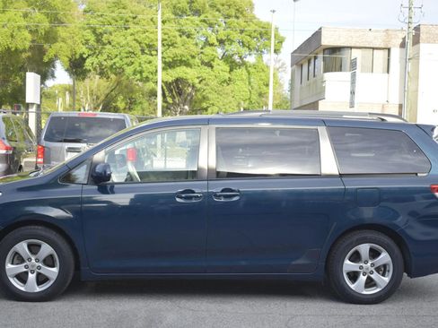 Used 2012 Toyota Sienna LE image 4