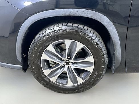 Used 2023 Toyota Highlander XLE image 8