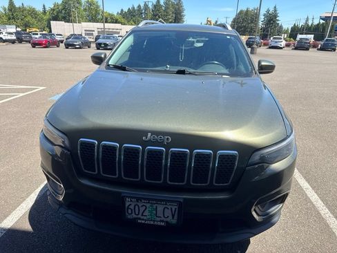 Used 2019 Jeep Cherokee Latitude Plus w/ Comfort/Convenience Group AWD/4WD image 3
