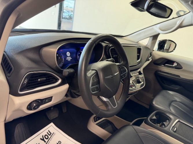 Used 2024 Chrysler Pacifica Touring-L FWD image 14