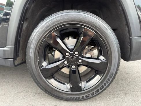 Used 2023 Jeep Grand Cherokee Altitude AWD/4WD image 31