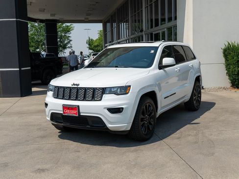 Used 2019 Jeep Grand Cherokee Altitude AWD/4WD image 3