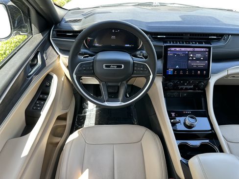 Used 2023 Jeep Grand Cherokee Limited w/ Luxury Tech Group II AWD/4WD image 18