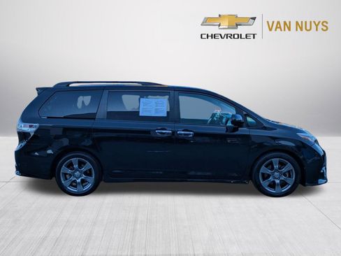 Used 2017 Toyota Sienna SE FWD image 4