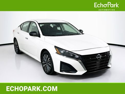 Used 2025 Nissan Altima 2.5 SV FWD image 1