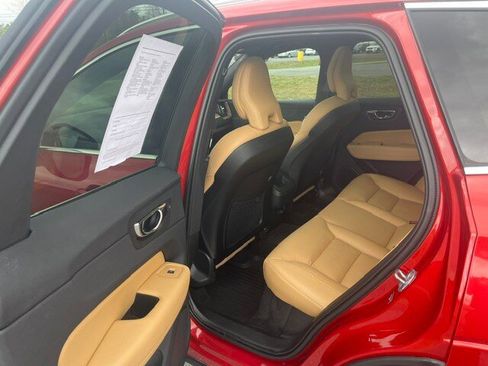 Used 2019 Volvo XC60 T5 Momentum w/ Multimedia Package AWD/4WD image 9