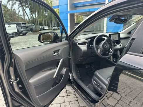 Used 2025 Toyota Corolla Cross XLE FWD image 22