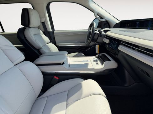 New 2026 Lincoln Navigator Reserve w/ Jet Appearance Package AWD/4WD image 15