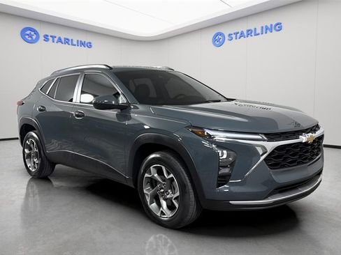 Used 2025 Chevrolet Trax LT image 13