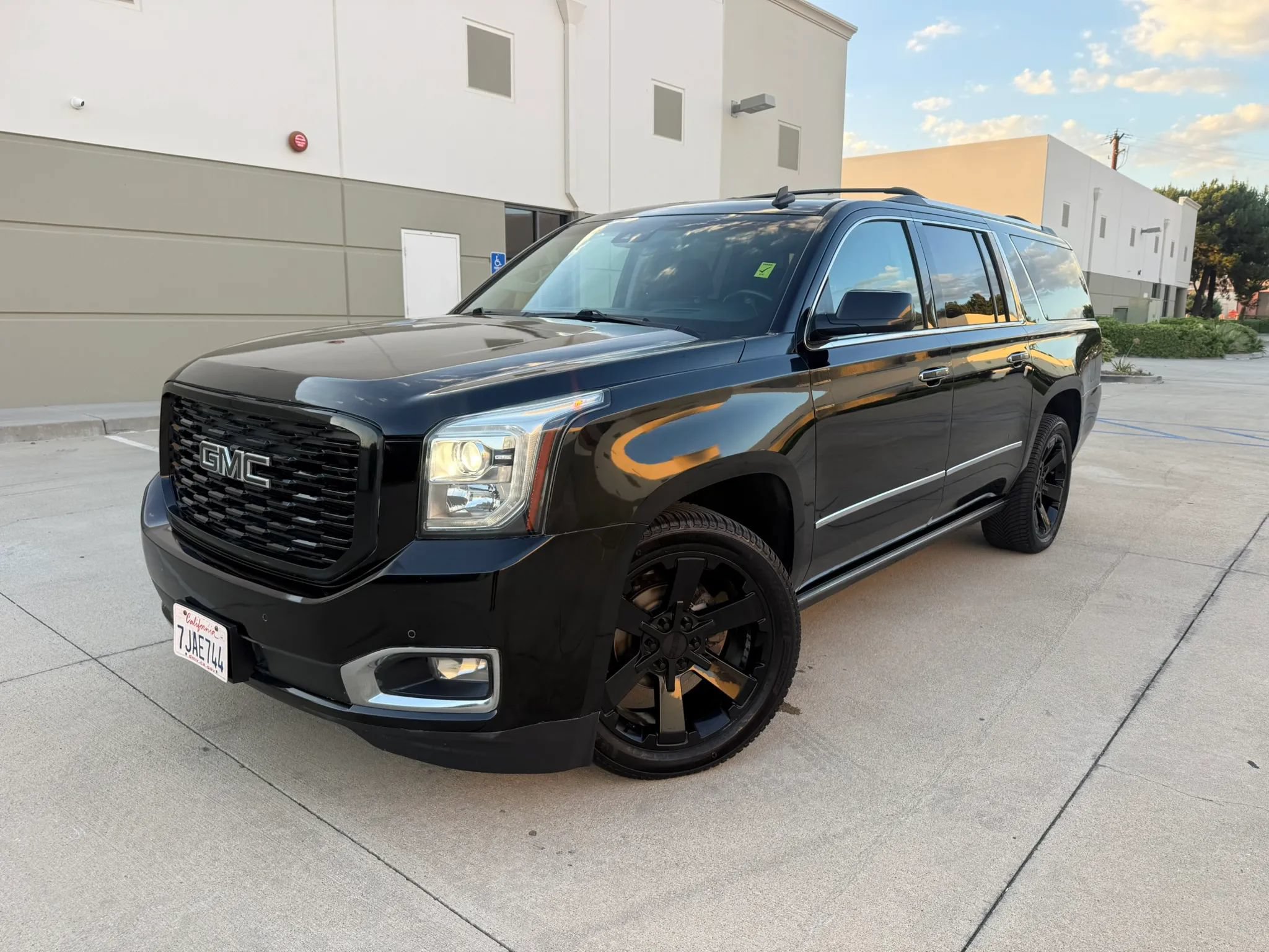 Used 2015 GMC Yukon XL Denali w/ Touring Package AWD/4WD image 1