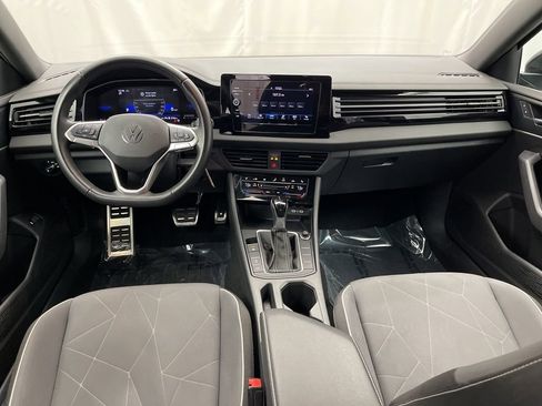 Used 2025 Volkswagen Jetta Sport image 9