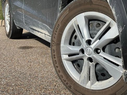 Used 2025 Nissan Kicks Play S image 2