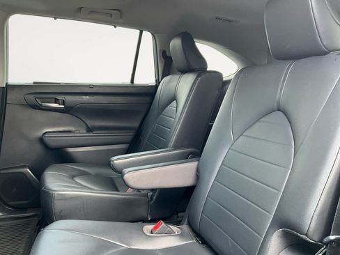 Used 2020 Toyota Highlander XLE AWD/4WD image 21