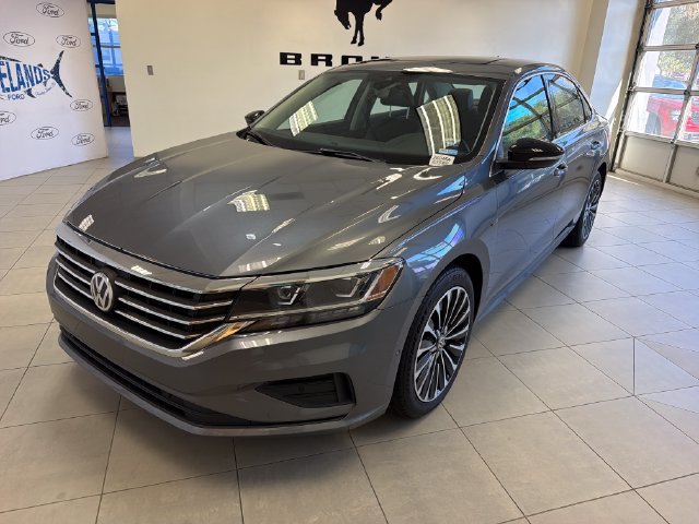 Used 2022 Volkswagen Passat 2.0T FWD image 3