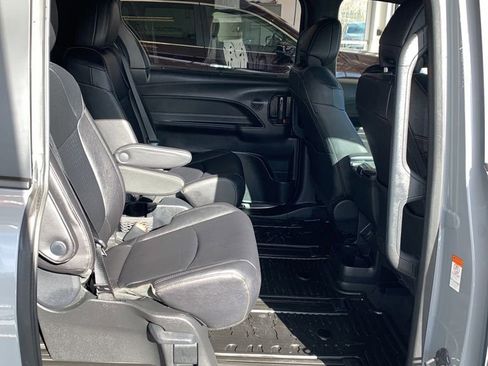 Used 2025 Toyota Sienna XLE Woodland Edition image 17