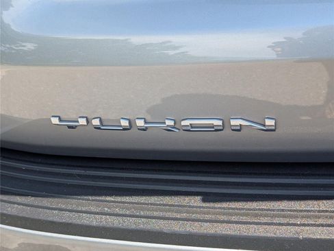 Used 2024 GMC Yukon SLT AWD/4WD image 10