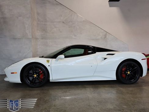 Used 2018 Ferrari 488 Spider RWD image 3