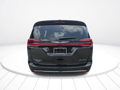 Used 2023 Chrysler Pacifica Touring-L FWD image 5