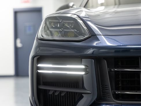 Used 2024 Porsche Cayenne Turbo GT AWD/4WD image 11