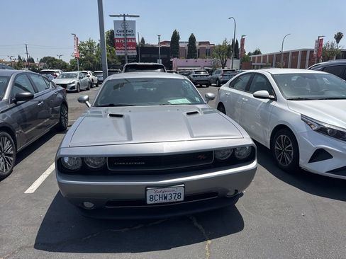 Used 2014 Dodge Challenger R/T RWD image 1