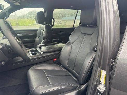 Used 2024 Jeep Wagoneer L Series II w/ Flexible Seating Group AWD/4WD image 18