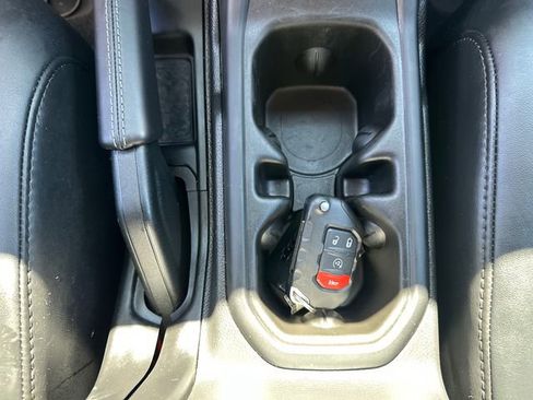 Used 2025 Jeep Wrangler Unlimited Rubicon AWD/4WD image 28