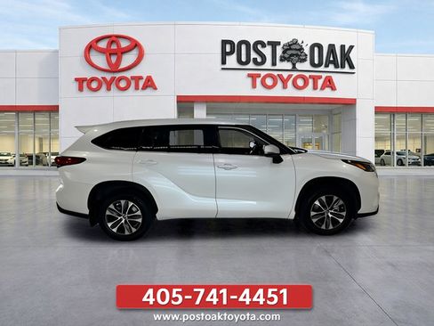 Used 2022 Toyota Highlander XLE AWD/4WD image 8