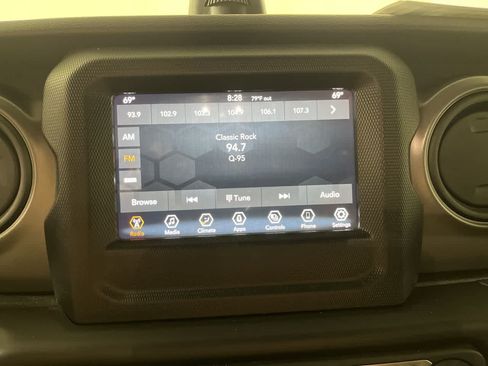 Used 2022 Jeep Gladiator Sport AWD/4WD image 18