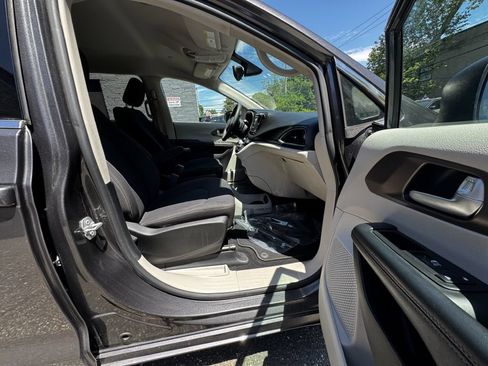 Used 2017 Chrysler Pacifica Touring FWD image 20