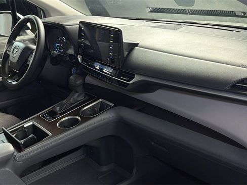 Used 2024 Toyota Sienna LE image 10