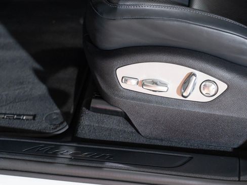 Certified 2024 Porsche Macan AWD/4WD image 13