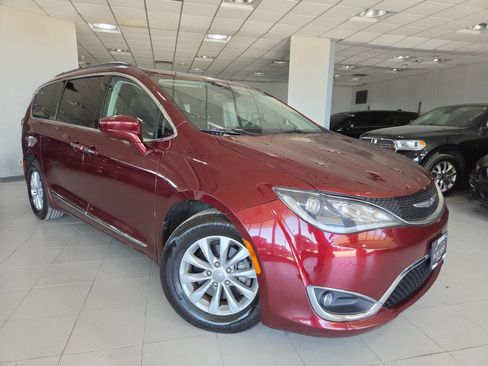 Used 2017 Chrysler Pacifica Touring-L FWD image 1