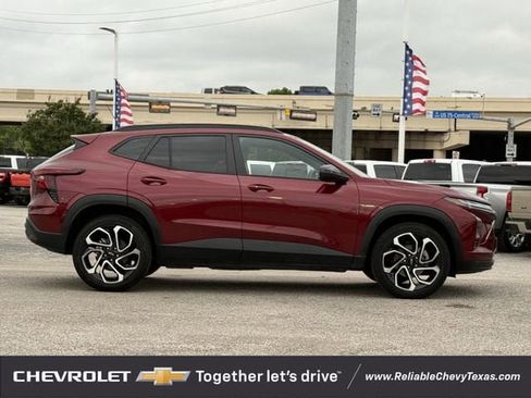 Used 2025 Chevrolet Trax RS w/ Sunroof Package FWD image 5
