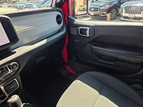 Used 2024 Jeep Wrangler Unlimited AWD/4WD image 47