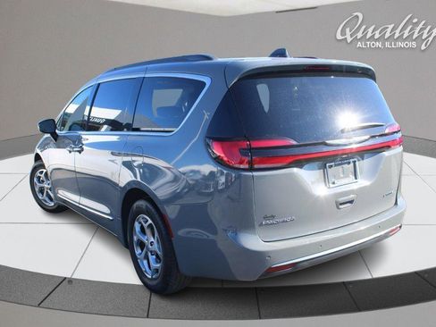 Used 2023 Chrysler Pacifica Limited image 6