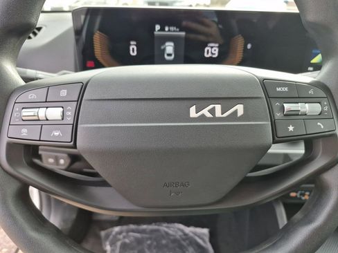 New 2025 Kia K4 LXS image 18