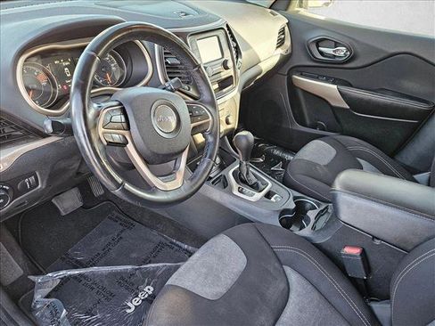 Used 2018 Jeep Cherokee Latitude w/ Altitude Package FWD image 10