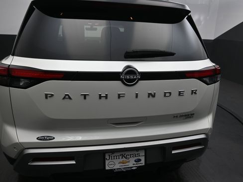 Used 2024 Nissan Pathfinder Platinum image 14