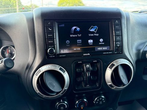 Used 2018 Jeep Wrangler Unlimited Rubicon w/ Connectivity Group AWD/4WD image 30