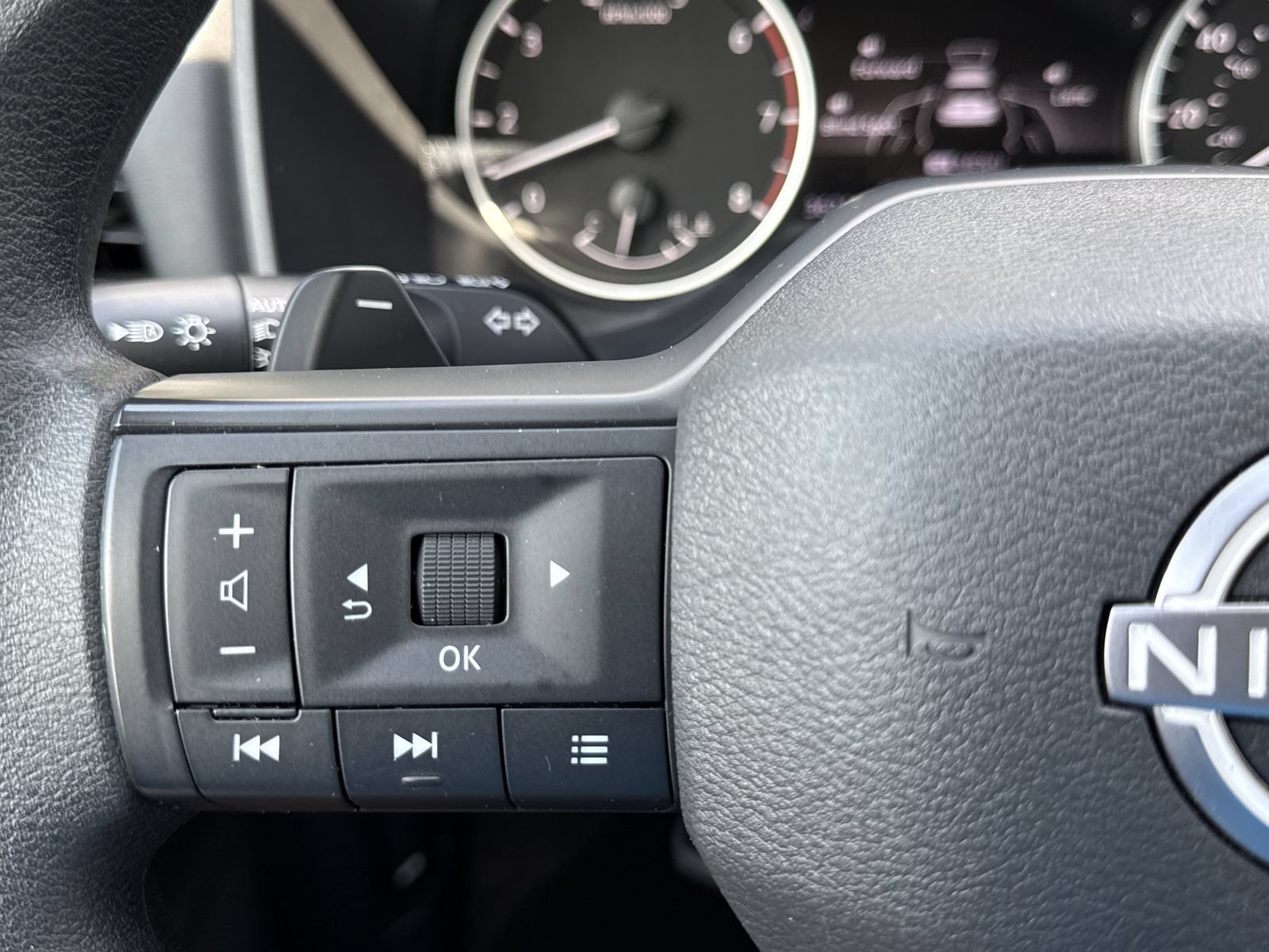 Used 2025 Nissan Rogue S FWD image 19