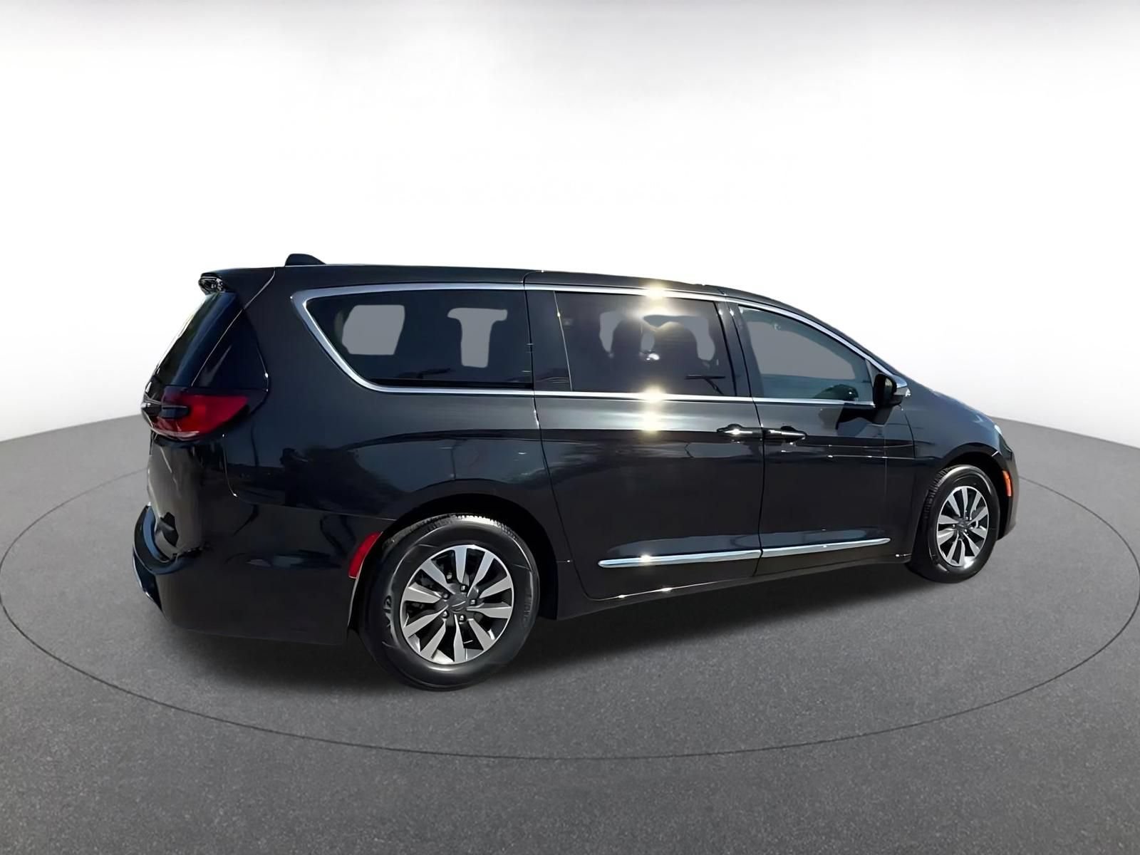 Used 2023 Chrysler Pacifica Limited FWD image 14
