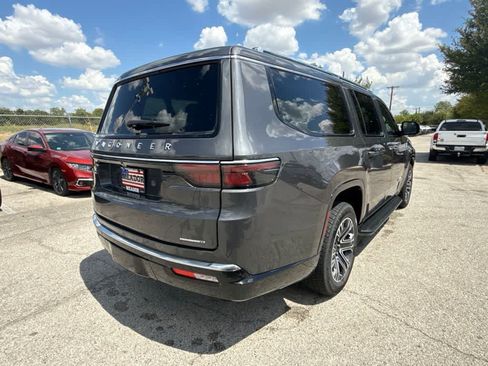 Used 2024 Jeep Wagoneer L Series II w/ Flexible Seating Group RWD image 5