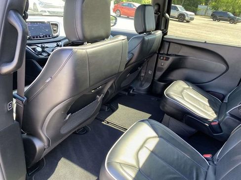 Used 2025 Chrysler Pacifica Limited FWD image 7