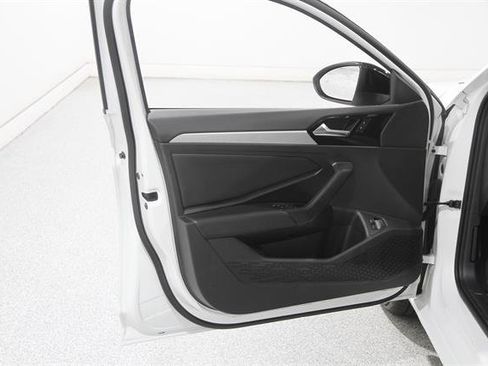Used 2020 Volkswagen Jetta R-Line w/ R-Line Cold Weather Package FWD image 4