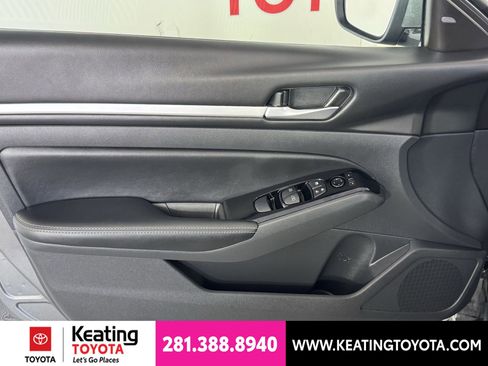 Used 2025 Nissan Altima 2.5 SL FWD image 11
