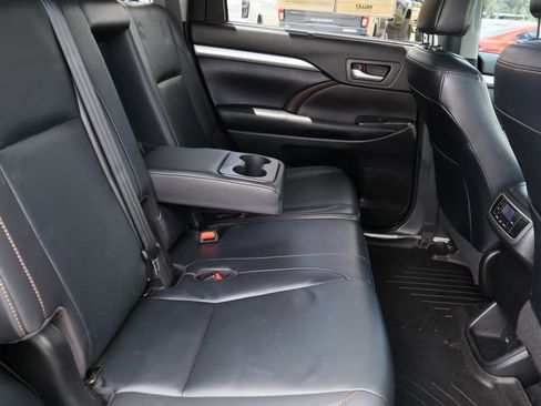 Used 2019 Toyota Highlander XLE FWD image 28