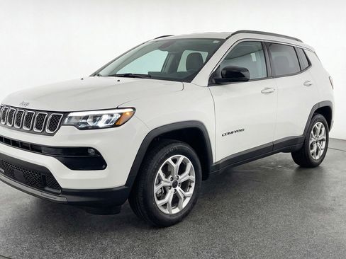 Used 2025 Jeep Compass Latitude AWD/4WD image 3
