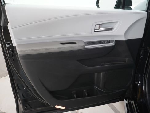 Used 2025 Toyota Sienna XLE w/ XLE Plus Package image 23