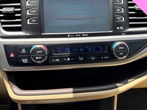 Used 2017 Toyota Highlander XLE AWD/4WD image 13